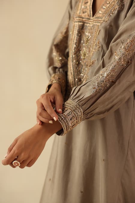 Buy_Begum_Gold Silk Sequins V-neck Saaz Phiran Kurta With Pant 