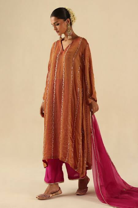 Shop Begum Red Tissue, Silk, Organza Embroidery V-neck Jhoomar Kurta Pant Set Shop_Begum_Red Tissue, Silk, Organza Embroidery V-neck Jhoomar Kurta Pant Set