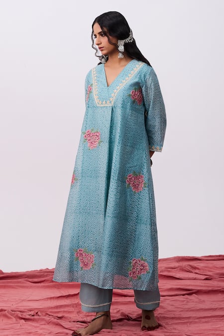 Shop Pants And Pajamas Blue Chanderi Embroidery V-neck Kurta Shop_Pants And Pajamas_Blue Chanderi Embroidery V-neck Kurta