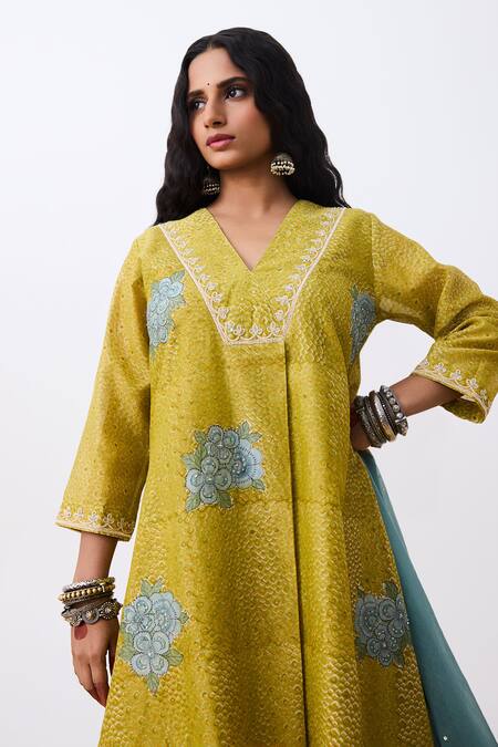 Pants And Pajamas_Green Chanderi Embroidery V-neck Kurta _Online_at_Aza_Fashions