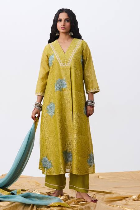 Buy_Pants And Pajamas_Green Chanderi Embroidery V-neck Kurta _Online_at_Aza_Fashions