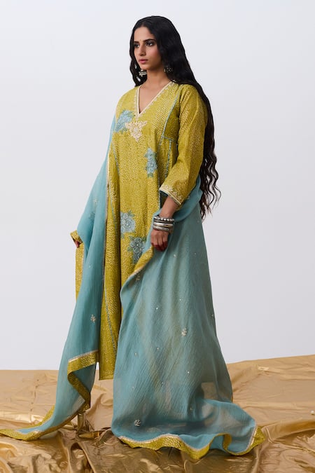Pants And Pajamas Green Cotton, Silk, Chanderi Embroidery V-neck Kurta Pant Set With Dupatta Online at Aza Fashions Pants And Pajamas_Green Cotton, Silk, Chanderi Embroidery V-neck Kurta Pant Set With Dupatta _Online_at_Aza_Fashions