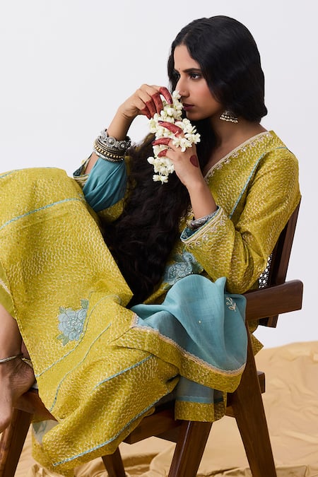 Shop Pants And Pajamas Green Cotton, Silk, Chanderi Embroidery V-neck Kurta Pant Set With Dupatta Online at Aza Fashions Shop_Pants And Pajamas_Green Cotton, Silk, Chanderi Embroidery V-neck Kurta Pant Set With Dupatta _Online_at_Aza_Fashions