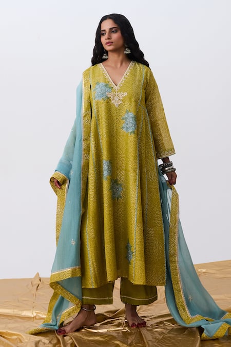 Pants And Pajamas_Green Chanderi Embroidery V-neck Kurta _Online_at_Aza_Fashions