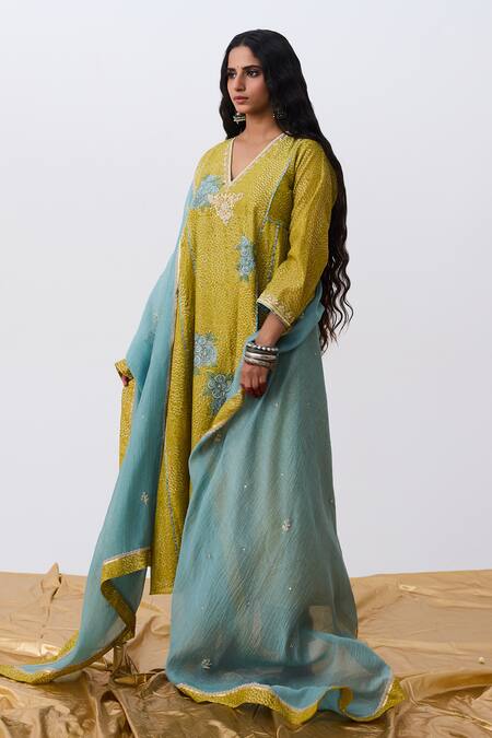 Pants And Pajamas_Green Chanderi Embroidery V-neck Kurta _at_Aza_Fashions