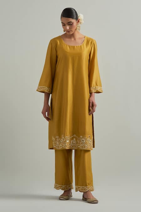 Ikshita Choudhary_Yellow Chanderi, Organza Embroidery Square Neck Mustard Hand Kurta Set _Online_at_Aza_Fashions