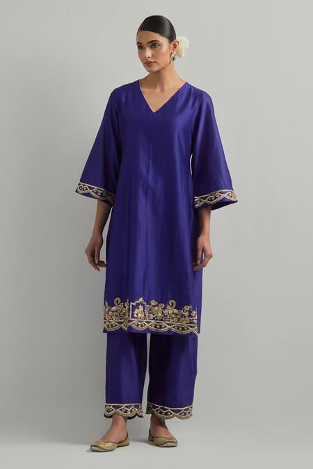 Ikshita Choudhary_Purple Chanderi, Organza Embroidery V-neck Hand Kurta Set _Online_at_Aza_Fashions