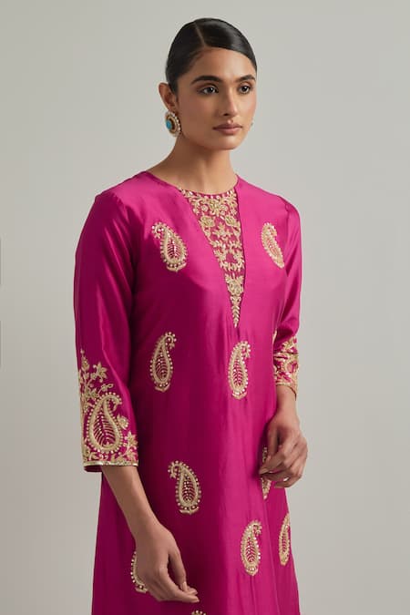 Ikshita Choudhary_Magenta Chanderi, Organza Embroidery Round Neck Hand Kurta Set _at_Aza_Fashions