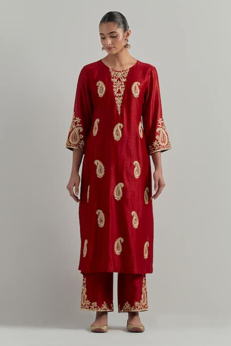 Ikshita Choudhary_Red Chanderi, Organza Embroidery Round Neck Hand Kurta Set _Online_at_Aza_Fashions