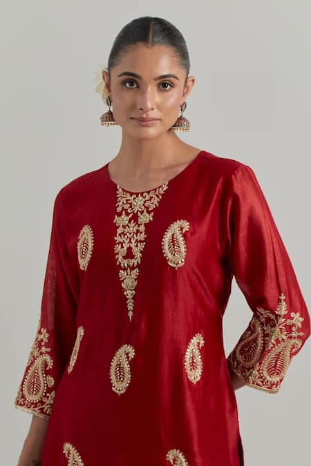 Ikshita Choudhary_Red Chanderi, Organza Embroidery Round Neck Hand Kurta Set _at_Aza_Fashions