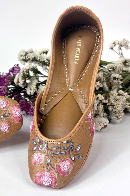 Pixie Pearlz Brown Sunpetal Handcrafted Floral Jutti 