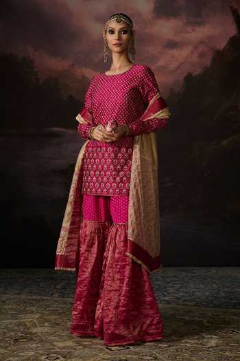 Swatti Kapoor_Pink Embroidery Adnan Floral Woven Dupatta _at_Aza_Fashions