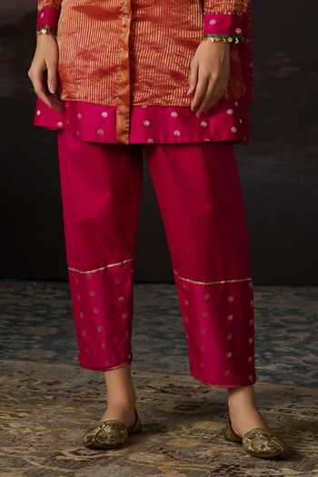 Swatti Kapoor_Pink Zari Round Neck Rehana Stripe Woven Kurta And Pant Set _Online_at_Aza_Fashions
