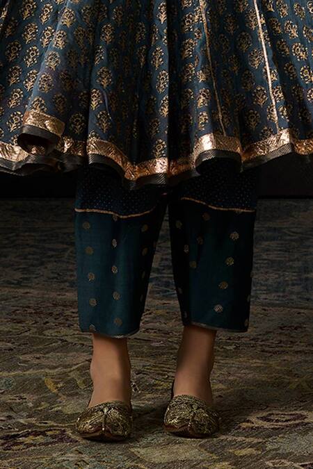 Swatti Kapoor_Blue Chanderi Embroidery V-neck Sufia Floral Print Anarkali Set _Online_at_Aza_Fashions