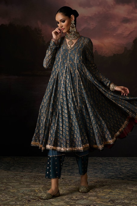 Swatti Kapoor_Blue Chanderi Embroidery V-neck Sufia Floral Print Anarkali Set _at_Aza_Fashions
