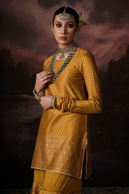 Swatti Kapoor_Yellow Chanderi Embroidery Round Neck Firoz Floral Print Kurta _Online_at_Aza_Fashions
