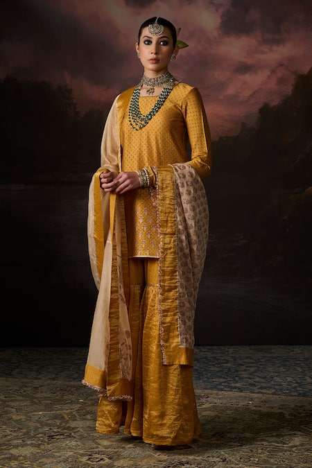 Swatti Kapoor_Yellow Chanderi Embroidery, Zari Round Neck Firoz Floral Print Kurta Set _Online_at_Aza_Fashions