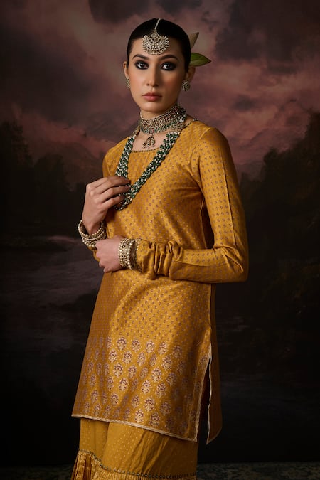 Buy_Swatti Kapoor_Yellow Chanderi Embroidery, Zari Round Neck Firoz Floral Print Kurta Set _Online_at_Aza_Fashions
