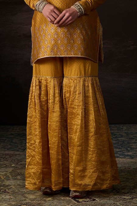 Swatti Kapoor_Yellow Chanderi Embroidery, Zari Round Neck Firoz Floral Print Kurta Set _at_Aza_Fashions