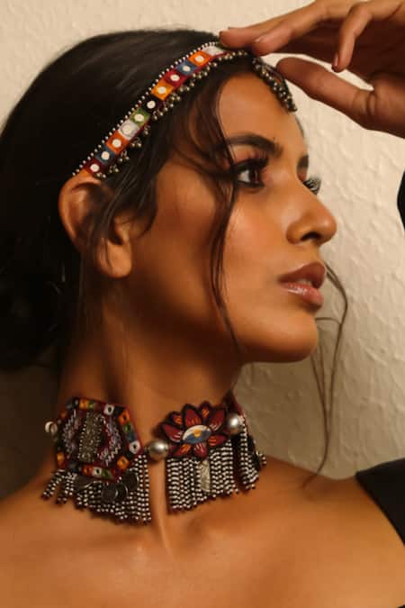 NAKHREWAALI Multi Color Kamli Embroidered Choker 