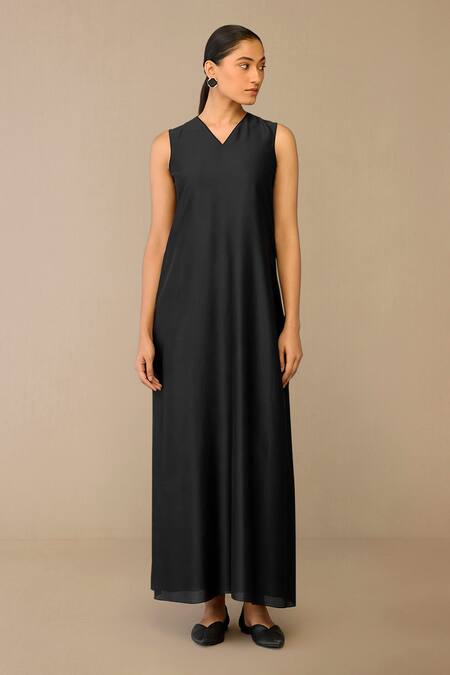 Buy_Ampm_Black Silk Embroidery V-neck Fiza Abaya Kurta Set _Online_at_Aza_Fashions