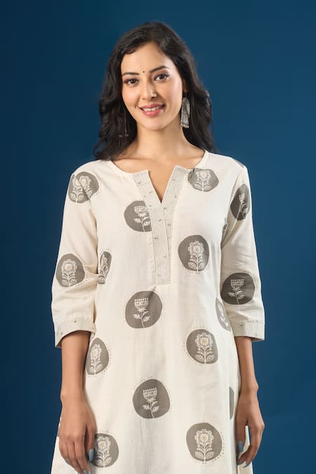 Naintara Bajaj_Off White Cotton Notched Neck Floral Print Kurta Set _at_Aza_Fashions
