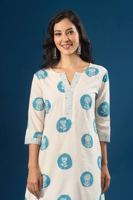 Naintara Bajaj_Off White Cotton Split V-neck Floral Print Kurta With Pant _at_Aza_Fashions