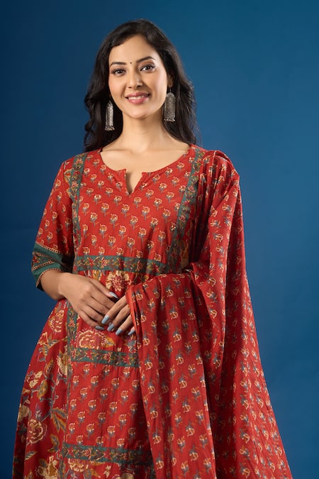 Naintara Bajaj_Red Cotton Embroidery Keyhole Neck Floral Print Kurta Pant Set _at_Aza_Fashions