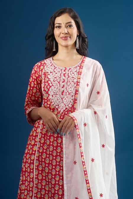 Naintara Bajaj_Red Cotton Embroidery Round Neck Florette Print Kurta Set _at_Aza_Fashions