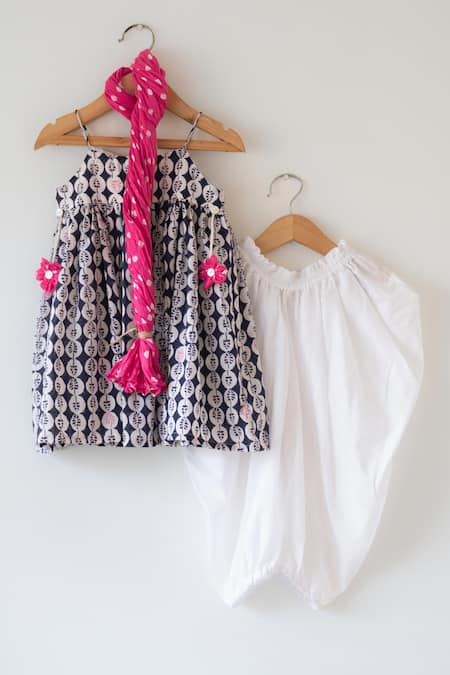 Love The World Today Black Cotton Fabric Flowers Nila Monstera Print Kurta Set