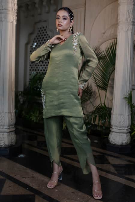 Shop Farha Syed Green Chiffon, Tissue Pearls, Sequins V-neck Embroidered Kurta And Tulip Pant Set Shop_Farha Syed_Green Chiffon, Tissue Pearls, Sequins V-neck Embroidered Kurta And Tulip Pant Set