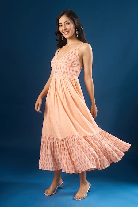 Naintara Bajaj_Peach Cotton Embroidery V-neck Paisley Print Dress _at_Aza_Fashions