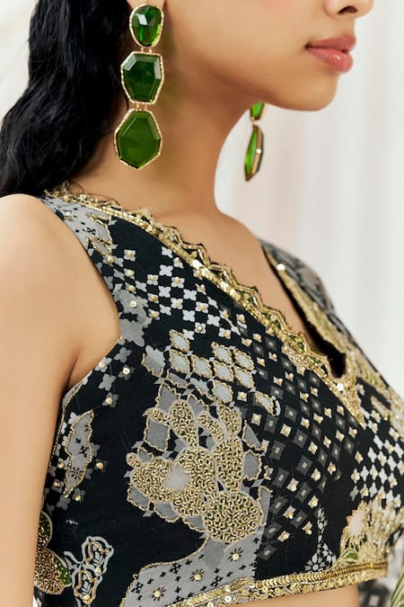 Redpine Designs_Black Viscose Georgette Sequins V-neck Printed Pre-draped Saree With Blouse _at_Aza_Fashions