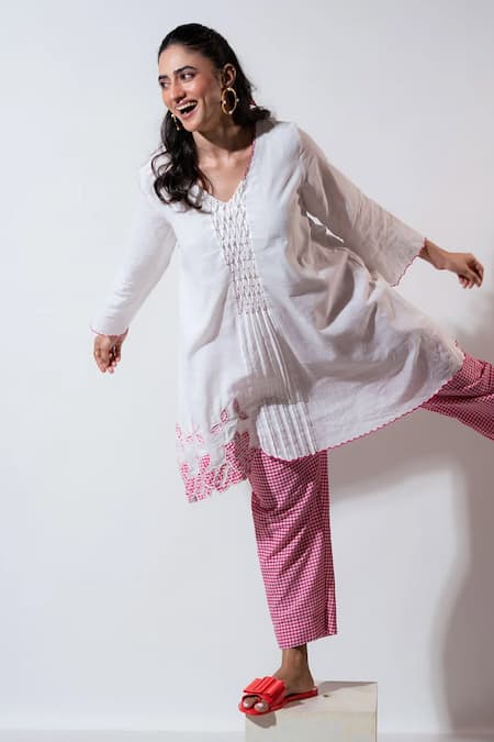 Vaani Beswal White Embroidery V-neck Stealla Handwoven Cotton Set 