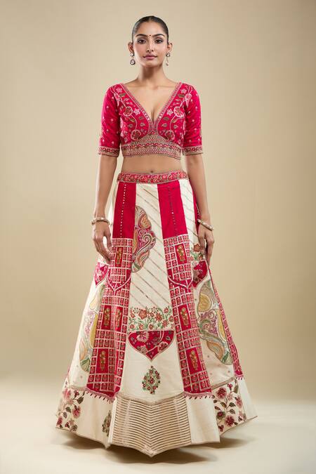 Samyukta Singhania_Ivory Net Embroidery V-neck Lehenga Set _at_Aza_Fashions