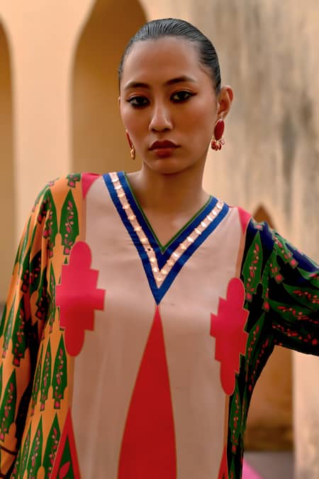 Buy_Swati Vijaivargie_Multi Color Silk V-neck Abstract Pattern Kurta Set _Online_at_Aza_Fashions