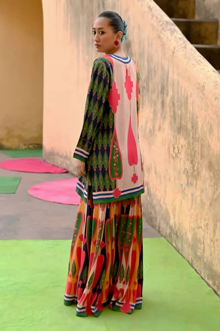 Swati Vijaivargie_Multi Color Silk V-neck Abstract Pattern Kurta Set _at_Aza_Fashions