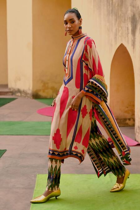 Swati Vijaivargie_Multi Color Silk Embroidery Mandarin Collar Abstract Pattern Kurta Set _at_Aza_Fashions