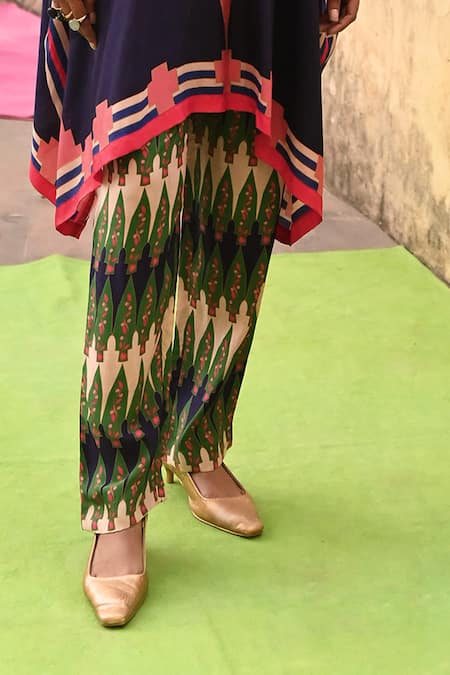 Swati Vijaivargie_Blue Silk Embroidery V-neck Abstract Pattern Poncho Set _Online_at_Aza_Fashions