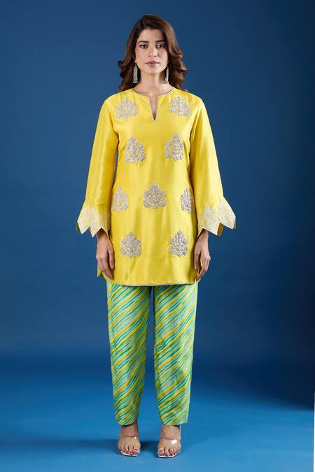 Archana Shah Yellow Silk Embroidery Split V-neck Floral Butta Kurta Set Online at Aza Fashions Archana Shah_Yellow Silk Embroidery Split V-neck Floral Butta Kurta Set _Online_at_Aza_Fashions