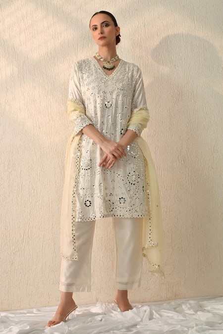 Ohh Crow Cream Chanderi Silk Mirrors V-neck Embroidered Kurta Set 
