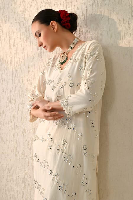 Buy_OHH CROW_Cream Chanderi Silk Mirrors V-neck Embroidered Kurta Set _Online_at_Aza_Fashions