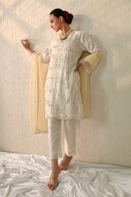 Buy_OHH CROW_Cream Chanderi Silk Mirrors V-neck Embroidered Kurta Set 