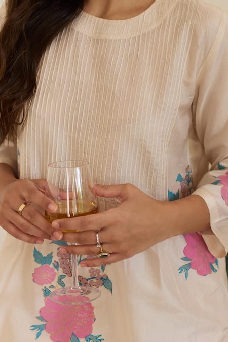 Juanita By Shubhda_Cream Silk Embroidery Round Neck Pearl Floral Pattern Kurta With Pant _Online_at_Aza_Fashions