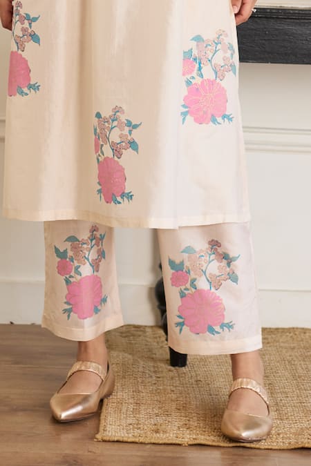 Juanita By Shubhda_Cream Silk Embroidery Round Neck Pearl Floral Pattern Kurta With Pant _at_Aza_Fashions