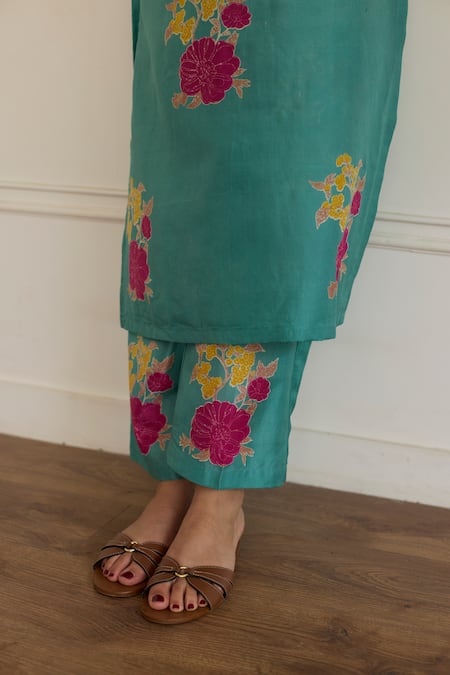 Buy_Juanita By Shubhda_Aqua Silk Embroidery V-neck Floral Print Kurta With Pant _Online_at_Aza_Fashions