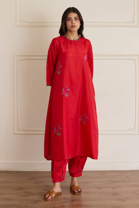 Juanita By Shubhda_Red Silk Embroidery Round Neck Crimson Printed Kurta And Pant Set _Online_at_Aza_Fashions