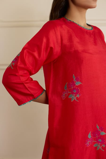Juanita By Shubhda_Red Silk Embroidery Round Neck Crimson Printed Kurta And Pant Set _at_Aza_Fashions