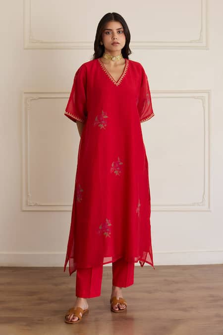 Buy_Juanita By Shubhda_Red Chanderi Embroidery V-neck Ruby Floral Pattern Kurta With Pant _Online_at_Aza_Fashions