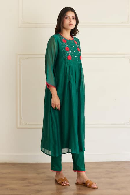 Juanita By Shubhda_Emerald Green Chanderi Embroidery Round Neck Kurta With Pant _at_Aza_Fashions